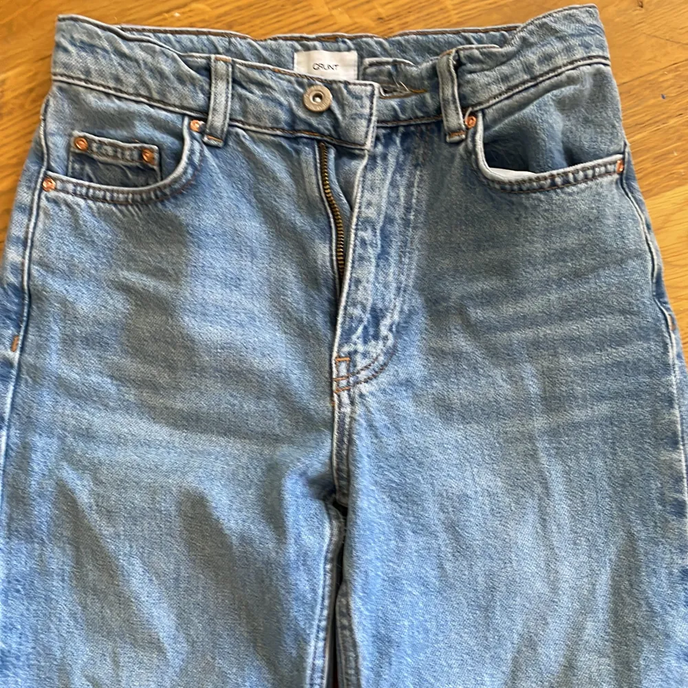 Ett par jeans som är i bra skick och sitter bra. Anledningen till att jag säljer är att jag tycker det är lite tight i midjan. Står ingen storlek men jag tror att den är 154/160. Jag är typ 157 och den passar bra på mig . Jeans & Byxor.