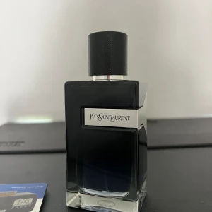Oanvänd YSL parfym Man - Helt oanvänd, endast testad, förpackningen kvar. Köpt för 1000 kronor och är den stora storleken 100 ml