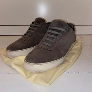 Arigato skor  - Hej! Säljer mina använda snygga Arigato skor för ett bra pris! Slitningar finns på bild 2 och 3 därav det låga priset! Har du frågor är det bara att fråga! 👟 Dust bag finns