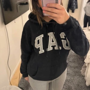 Gap hoodie - As snygg GAP hoodie, Storlek XS men passar även S. 