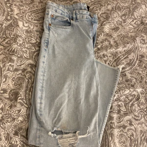 Jeans - Ripped straight leg jeans köppt på H&M för 399kr