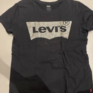 Levis tröja - Ni säljer jag denna levis tröjan pga att jag inte använder den! Den har silvrigt glitter ifyllt av levis märket! Inga defekter, sparsamt använd😻