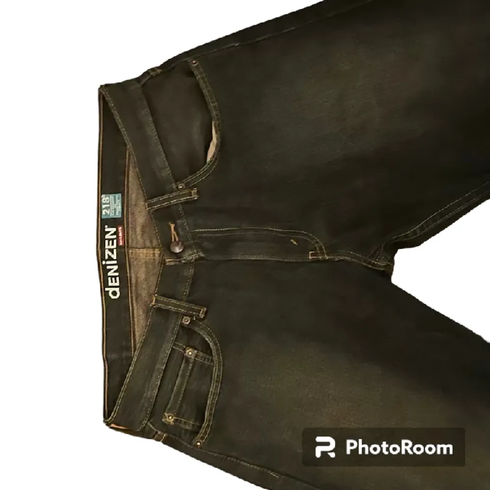 Riktigt feta Denizen jeans i storlek 34x32. Lite flaws vid hĂ€len men riktigt snygga. Tveka inte att höra av dig vid minsta funderingđ. Farkut & Housut.