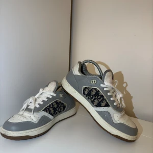 Dior B27 Low Top st:42 - Säljer nu mina Dior B27 Low Top sneakers i storleken 42. Sparsamt använda i fint skick. Nypris ca 11000kr mitt pris 3999kr finns kvitto