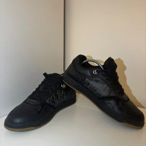 Dior B27 Low Top St:42 - Säljer nu mina svarta Dior B27 Low Top sneakers i storleken 42. Väldigt sparsamt använd därav i fint skick. Nypris ca 11000kr mitt pris 4499kr finns kvitto