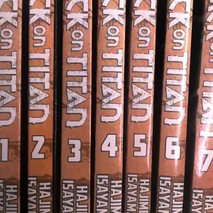 Attack on Titan manga vol 1, 2, 3, 4, 5, 6, och 7 på engelska! Inte lästa så nyskick! Originalpris: 833kr (119kr styck) säljer alla tillsammans eller ingen och pris går alltid att diskutera !!Fraktar inget för tillfället utan möts upp i Stockholm!!