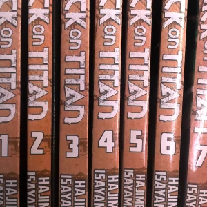 Attack on Titan vol 1-7 - Attack on Titan manga vol 1, 2, 3, 4, 5, 6, och 7 på engelska! Inte lästa så nyskick! Originalpris: 833kr (119kr styck) säljer alla tillsammans eller ingen och pris går alltid att diskutera !!Fraktar inget för tillfället utan möts upp i Stockholm!!