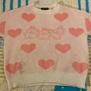 Rosa tjocktröja med mönster  - KLICKA INTE KÖP NU!!!⚠️Säljer en söt rosa tjocktröja som har hjärtan och kanin mönster på sig 🐇jätte mysig nu för vinter/vår väder💕den har en liten fläck på framsidan men är knappt synlig😓priset går att diskutera💕skriv om ni har några frågor😽💞