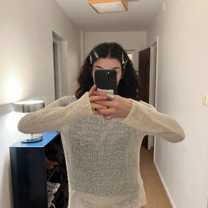 Stickad tröja! 🌟 - Här har vi en stickad/ virkad tröja i skönt material!  En väldigt luftig tröja!  Väldigt snygg men inte fått användning för!