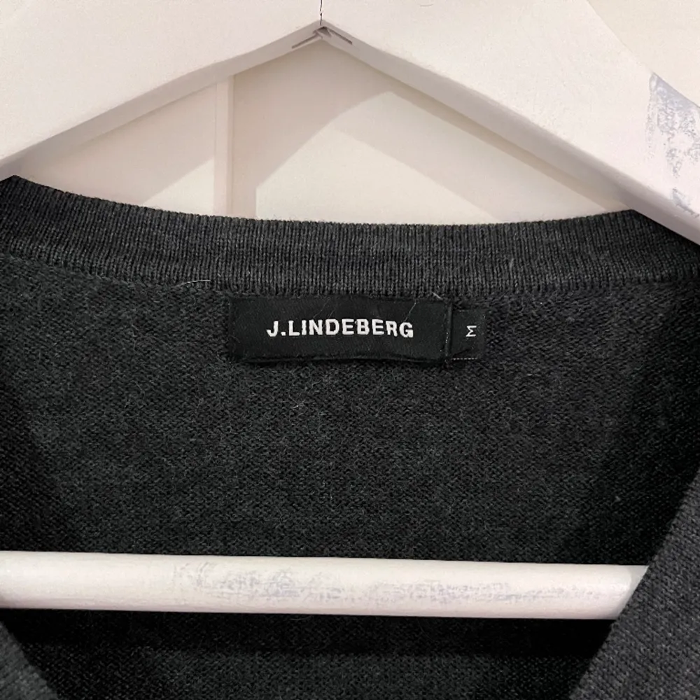 Säljer nu denna skitsnygga J.Lindeberg v-neck tröjan som är 100% merinoull. Storleken på tröjan är M och han på bilden är 180cm lång och väger 60kg. Skriv mer när gärna vid frågor eller funderingar💥💥. Tröjor & Koftor.