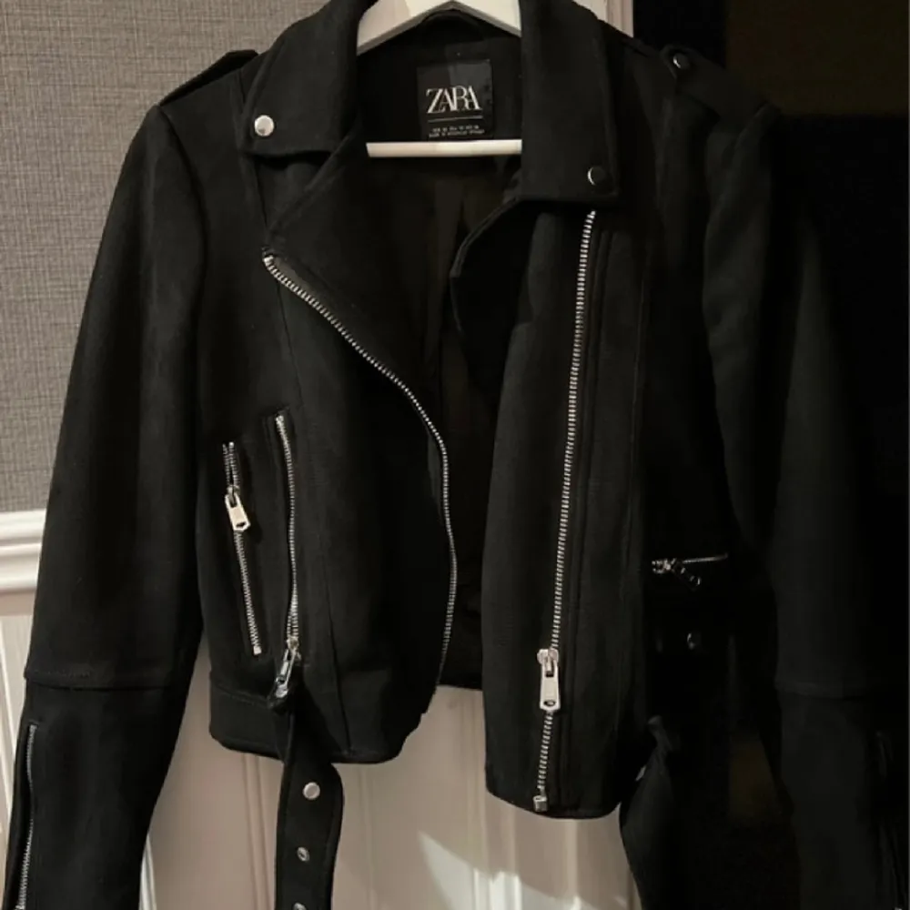 Säljer min svarta mocka jacka ifrån Zara, då det inte kommer till användning. Den är sparsamt använd ungefär 3 gånger, så den är i nyskick! . Jackor.