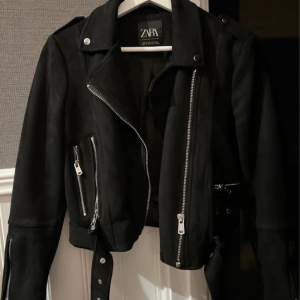 Säljer min svarta mocka jacka ifrån Zara, då det inte kommer till användning. Den är sparsamt använd ungefär 3 gånger, så den är i nyskick! 