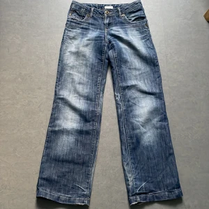 Lågmidjade jeans - Lågmidjade jeans med coola detaljer runt fickor, tvätten på jeansen är jättefin och de är i bra skick, köpta här på Plick. Kontakta mig om du vill veta måtten! <3