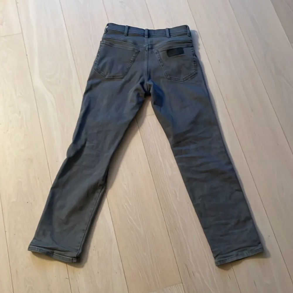 Tjena säljer ett par gråa Wrangler jeans i storlek 31x32🐘jeansen är passformen straight, dem är i otroligt bra skick🐘hör av dig vid frågor🩶. Jeans & Byxor.