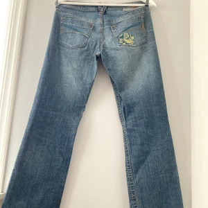 Tom tailor  - Säljer dessa lågmidjade jeans från tom tailor💕 de är i fint skick utan deftekter💕