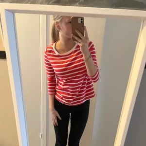 Långärmad t-shirt  - En super fin randig långärmad t-shirt! Inga defekter, strl S. Säljer pga att jag inte använder den längre💗