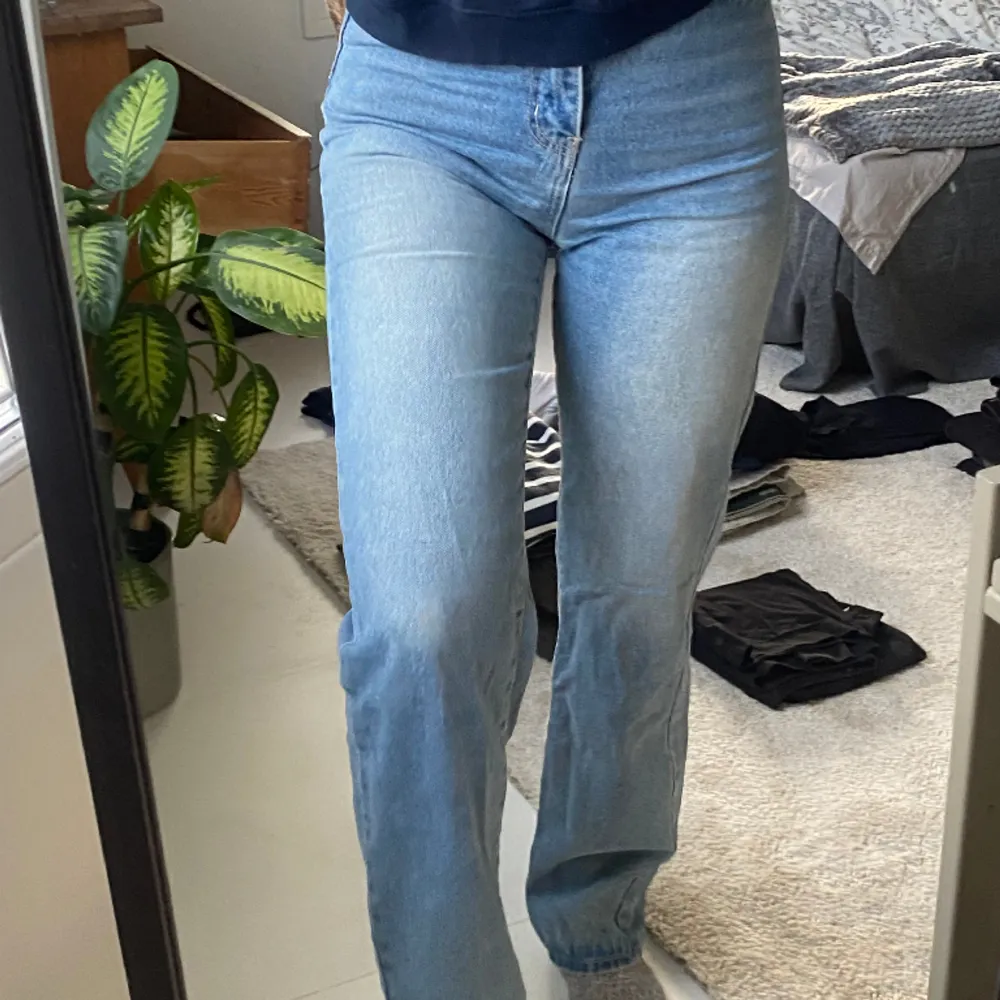 Blåa högmidjade jeans . Jeans & Byxor.