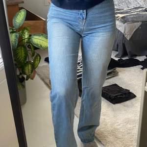 Blåa högmidjade jeans 
