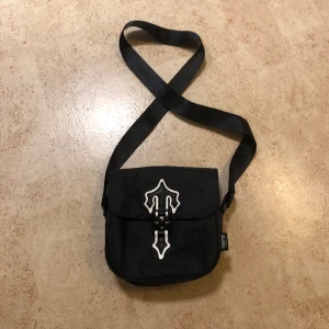 Trapstar becknarväska - Helt ny, oanvänd, stilig