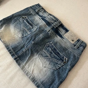 Denim jeanskjol  - Jättesnygg retro jeanskjol storlek M och breddmåttet är 43 som ni ser på bilden. Säljer fler jeanskjolar så kolla gärna min profil!🥰 Skriv vid frågor eller funderingar❤️