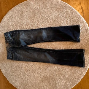 Bootcut jeans - Jätte snygga bootcut! Lite upptrampade samt att grejen på fickan har lossnat lite, kan skicka bättre bild privat! Midja: 38, innerben: 78, ytterben: 98! Använd gärna köp nu🫶