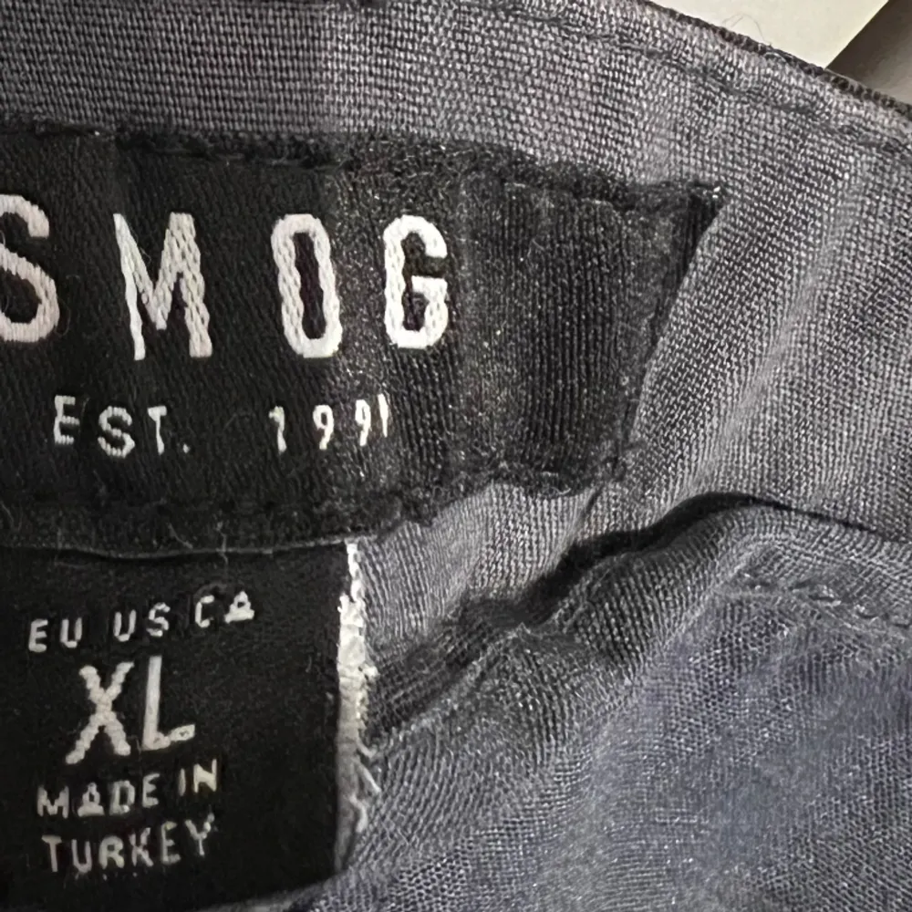 Stretchiga, gråa chinosbyxor från SMOG. Fint skick. Storlek XL.. Jeans & Byxor.
