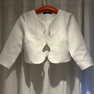 MICHA kavaj/bolero  - En superfin trekvartsarmad kofta/kavaj ifrån MICHA. Den är i storlek 40 men på mig som vanligtvis bär Xs/s är den perfekt. Köptes förra året och använd endast 1 gång❣️Tar emot prisförslag, nypris ca 1200kr❤️