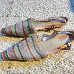 Sandaletter  - Söta sandaletter från Unisa. Skon har en väldigt liten klack och ett randigt tyg i våriga färger. De är köpta på sellpy och har därav tecken på användning på undersidan. Tyvärr är dem lite för stora så har inte kommit till användning🤍💖