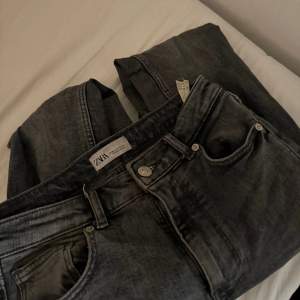 Grå zara jeans med slits! 💞