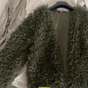 Päls jacka - Jätte fin pälsjacka från Gina tricot, köpte på Plick men säljer då den var för liten för mig, jätte skön och skulle älskat den om den var 1 storlek större❤️