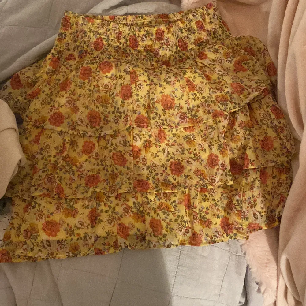 En sådan sjukt fin kjol från Lindex jag tycker den är jättefin men bara inte jag så sjukt fin att ha i Spanien och bara till sommaren. Kjolar.
