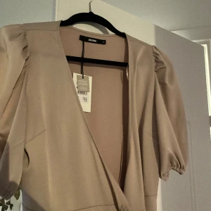 Klänning  - Helt ny klänning från bikbok. Strl XS. Nypris 400kr säljer för 150