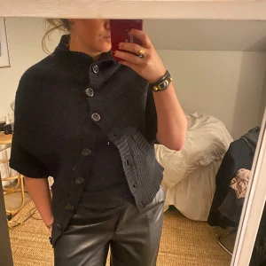 Svart trekvartsärms tröja! - Modern och unik trekvartsärmströja! Inköpt second hand 😍