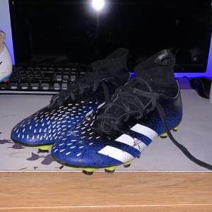 Adidas predator Freak 4 Feta fotbollsdojjer som gör jobbet även att dem är lite trasiga i ankelstrumpan men går att sy ihop⚽️ Som sagt snygga dojjerna med lite skråmor men gör jobbet👏 Skriv för fler bilder om det behövs!