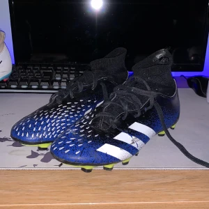 Adidas Predator  - Adidas predator Freak 4 Feta fotbollsdojjer som gör jobbet även att dem är lite trasiga i ankelstrumpan men går att sy ihop⚽️ Som sagt snygga dojjerna med lite skråmor men gör jobbet👏 Skriv för fler bilder om det behövs!