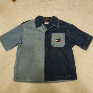 Tommy Hilfiger Skjorta  - Tommy Hilfiger skjorta i jeans material. Riktigt snygg och skön skjorta som jag säljer då jag knappt använder den. Skicket är 10 av 10 och storleken är Large 
