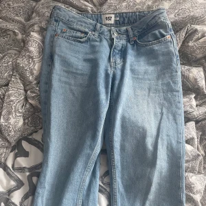 Low rise jeans  - Säljer dessa då de inte längre passar min stil! De är lösa i benen och lågmidjade till ungefär 3 cm från naveln. Priset kan diskuteras!