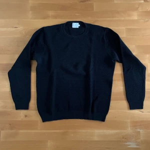 Svart tröja från Bläck - Svart långärmad tröja från Bläck i stl XL men den sitter som en L