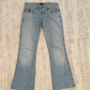 Säljer mina favorit lågmidjade ljusblåa jeans. De är perfekt lågmidjade och raka byxben med lite bootcut.