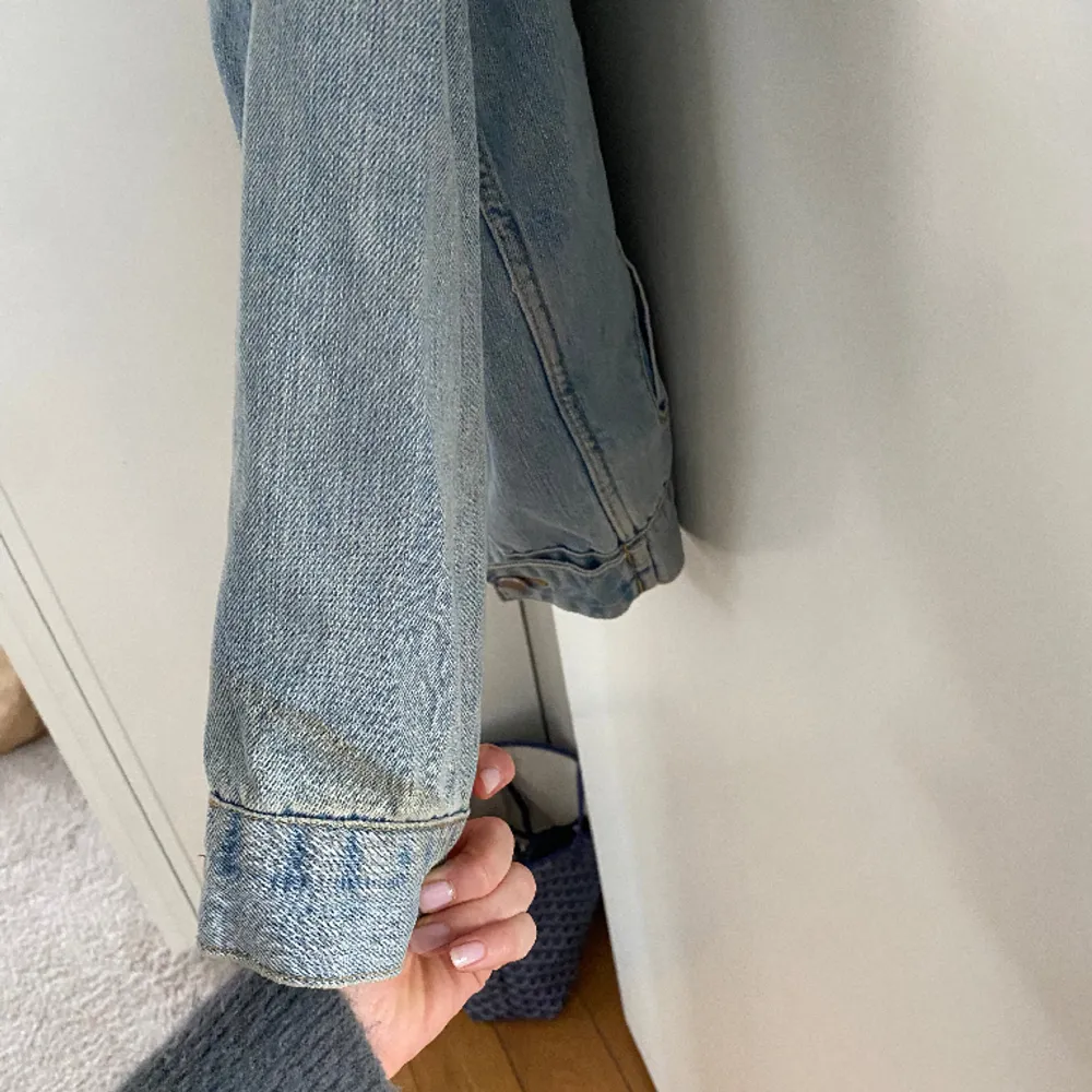 Så snygg over sized jeans jacka!! Perfekt till sommaren, bra skick liten fläck på armen inte provat att tvätta så de borde gå att få bort lätt❤️. Jackor.