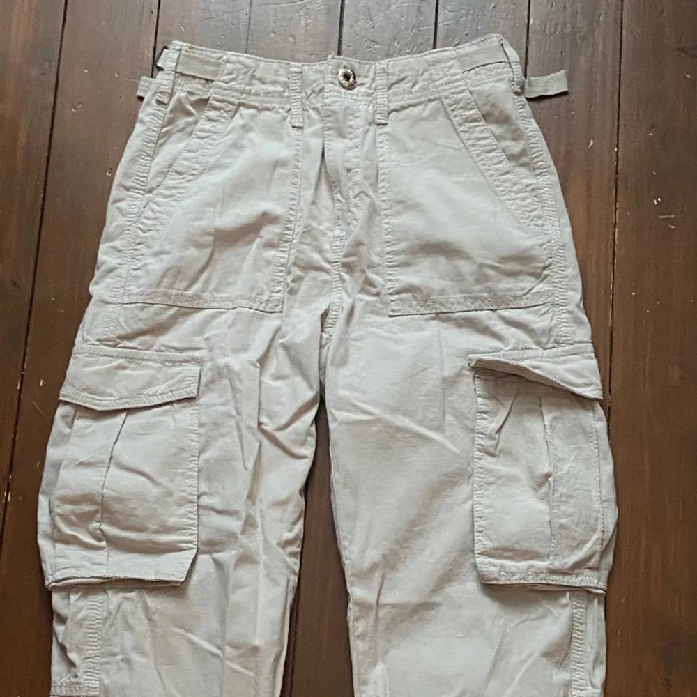 Cargo byxor från Bershka i strl 34, de som var poppis på tiktok för ett tag sedan. Säljer då de är för långa i benen på mig som är 157 cm. Använda en gång. Ljusterbar i midjan :). Jeans & Byxor.