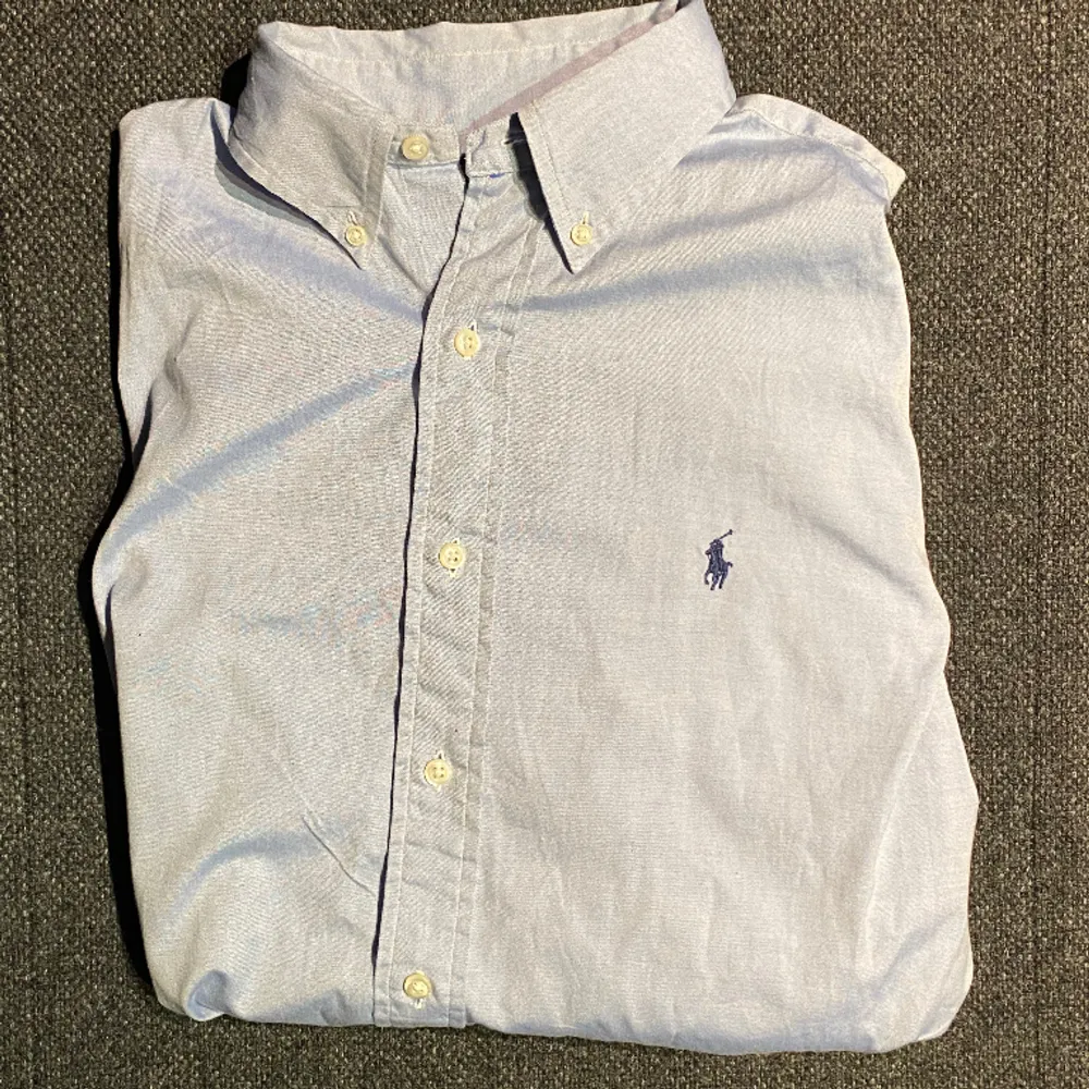 Riktigt fet blå ralph lauren skjorta som passar storlek L. Skjortan är i prima skick och det finns inga tecken på användning. Kan tänka mig att gå ner i pris vid en snabb och smidig affär. Kan självklart skicka fler bilder eller svara på frågor👌. Skjortor.