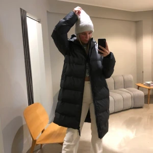 Pufferjacket Rains - Säljer min favorit vinterjacka från Rains, då den blivit något stor för mig. Har älskat den och kvaliten på denna jackan är magisk, håller dig varm genom allt. Storleken är M/L men har passat mig (brukar ha S)bra när man behöver större tröjor under 🥰