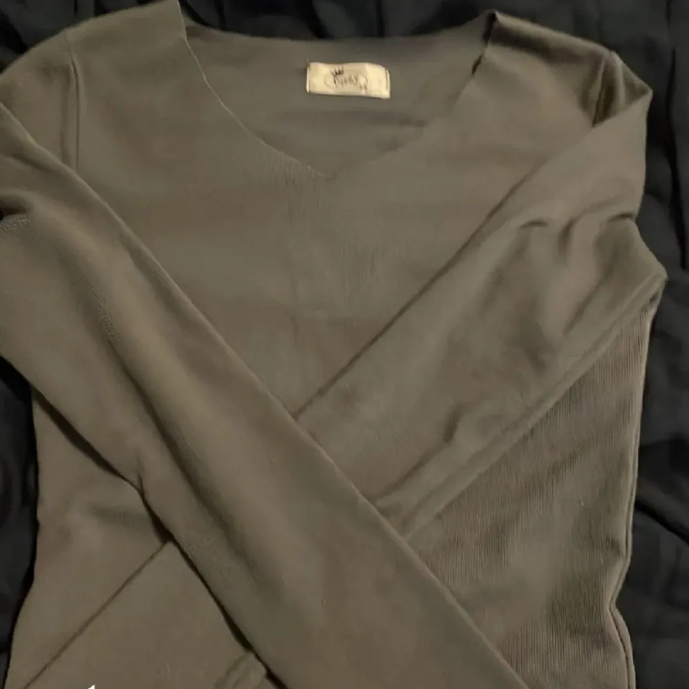 Suuuper fin tröja i en jättefin grå färg. Säljer för 75kr. Tröjor & Koftor.