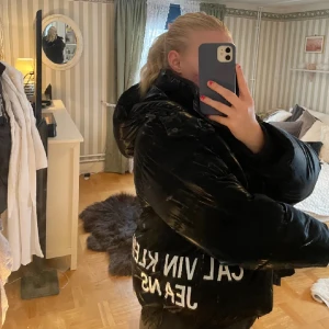 Calvin jacka - Calvin klein jacka i storlek S (passar M), köpte den för 2795 kr för 2 år sedan. Använd ca 5 gånger, i ny skick och väldigt fin. Skön och varm jacka, luvan är avtagbar. Jätte snygg jacka verkligen😍