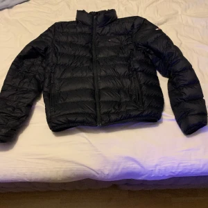 Tommy hillfiger jacka - Säljer min Tommy hillfiger jacka för den är för liten köpt för 2000kr men säljer den för 700kr
