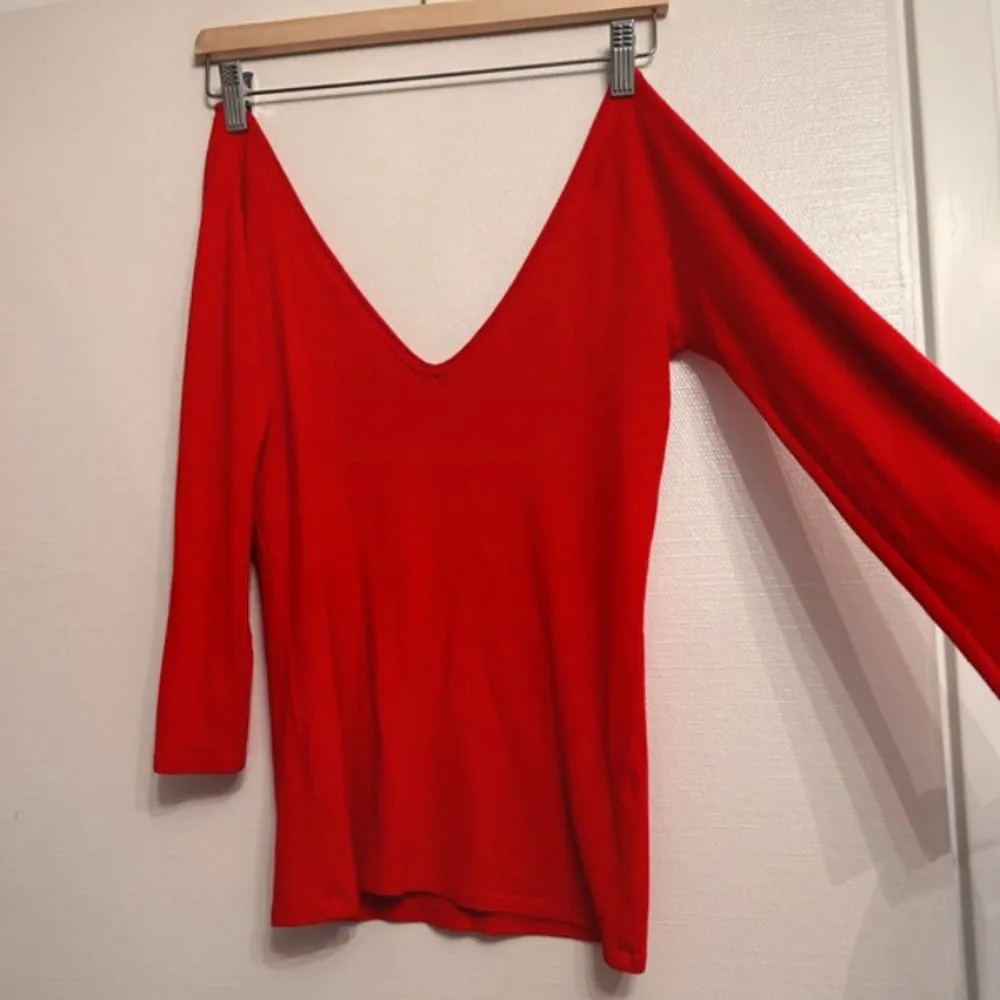 Röd långärmad topp, kan bäras urringad eller offshoulder🫶  Aldrig använd eftersom det var fel storlek för mig.. Toppar.