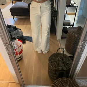 Högmidjade byxor  - I bra sick, använd fåtalgånger, rak passform, sann till storleken   Jag är 163cm.