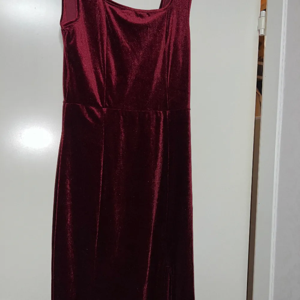 En vinröd sammet klänning oanvänd . Klänningar.
