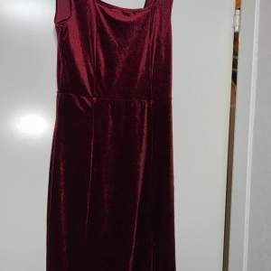En vinröd sammet klänning oanvänd 